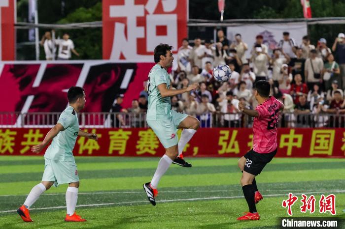 世界足球先生卡卡现身贵州榕江村超：村