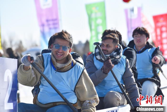 内蒙古举行锡林郭勒国际冰上龙舟锦标赛