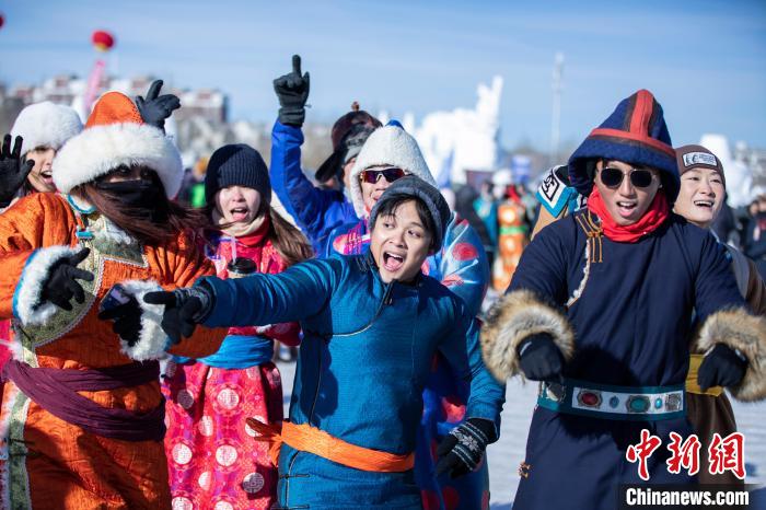 内蒙古举行锡林郭勒国际冰上龙舟锦标赛吸引十