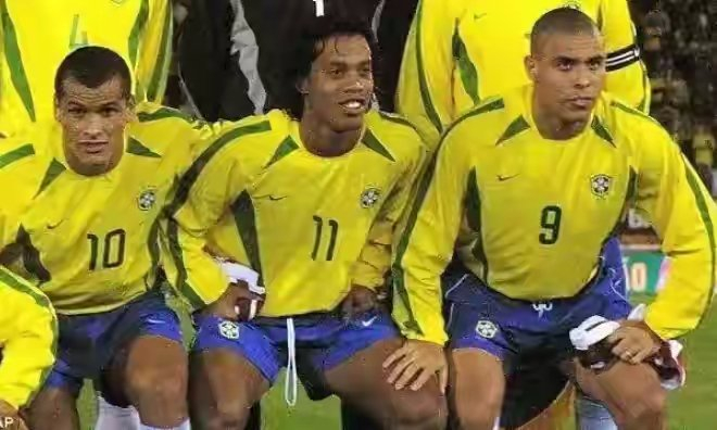 2002年巴西世界杯3R组合：里瓦尔多与罗纳尔多的