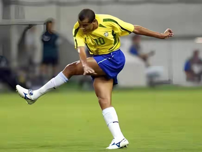 2002年巴西世界杯3R组合：里瓦尔多与罗纳尔多的