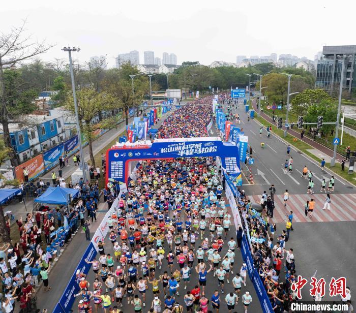 肯尼亚选手斩获东莞松山湖半程马拉松冠军 科技