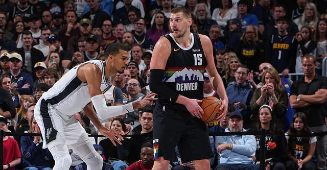 约基奇40+13助力掘金加时险胜马刺 文班亚