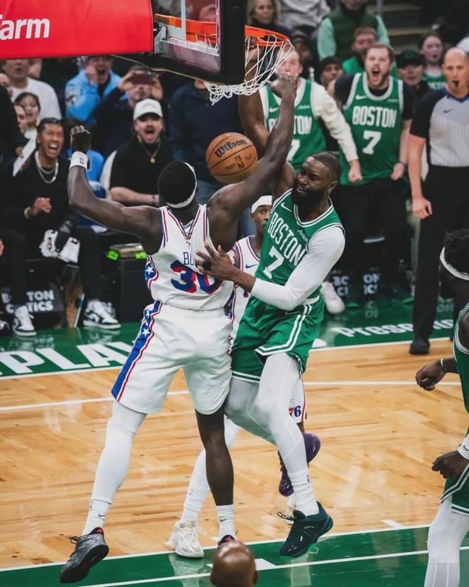 76人双星闪耀力克凯尔特人 埃奇库姆创季后赛新